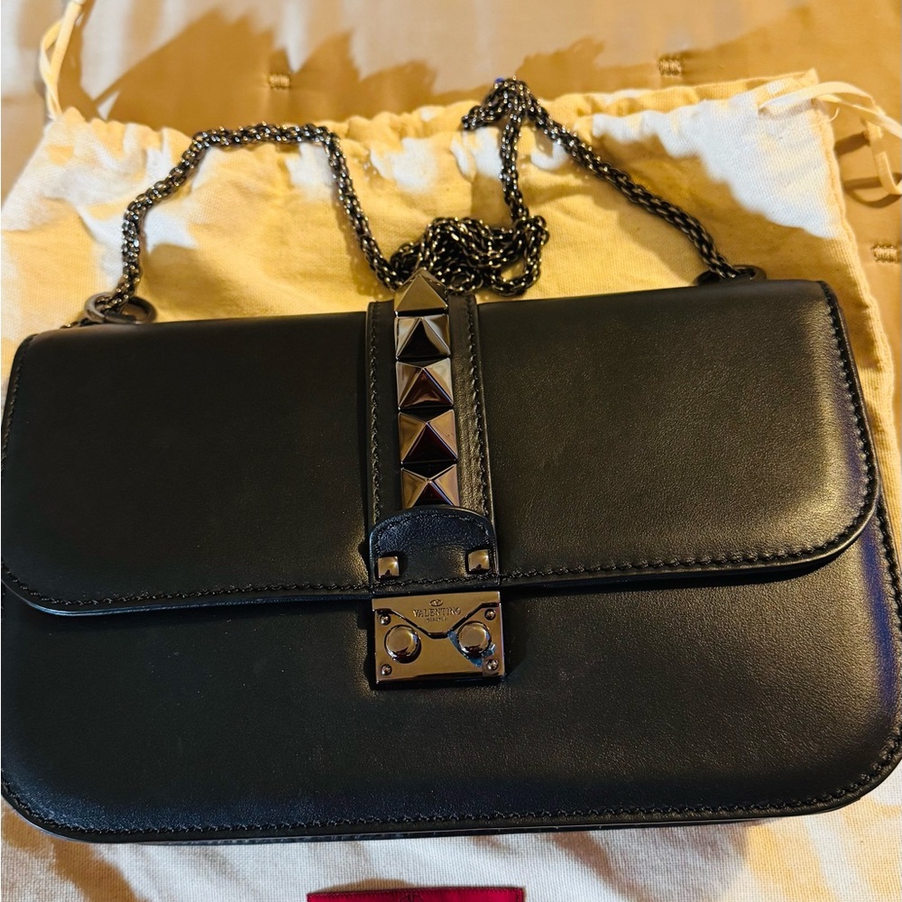 Chic Valentino Garavani Rockstud Shoulder Bag